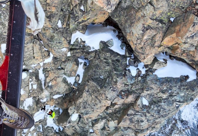 Coppia di alpinisti sospesi sulla cresta est del Monviso: il Soccorso Alpino li recupera dall’elicottero