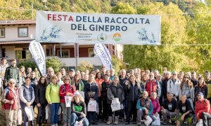 La raccolta del Ginepro ha portato a Villar San Costanzo appassionati di Gin da tutta Italia