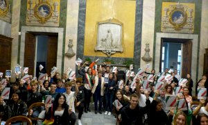 Cuneo, l'amministrazione ha consegnato una copia della Costituzione ai neo diciottenni