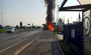Autogru prende fuoco a San Defendente di Cervasca