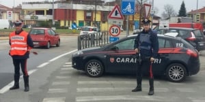 Perde il controllo dell’auto e si schianta contro una cancellata 
