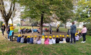 Gli studenti di Bra impegnati a pulire la città
