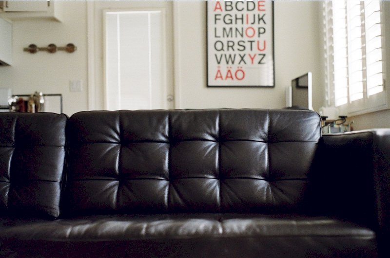 Mette in vendita un divano e si ritrova “alleggerito” di 1500 euro. Ma non c’è un colpevole