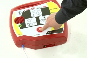 Defibrillatori automatici alle scuole dalla Cardiologia di Savigliano