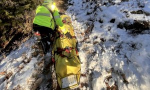 Scivola sulla neve durante un’escursione e si frattura il femore