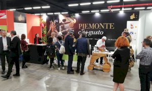 Milanesi in coda per degustare Prosciutto Crudo di Cuneo DOP, Salame Piemonte IGP e Mela Rossa Cuneo IGP