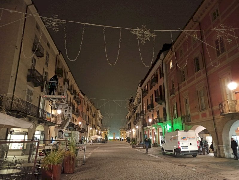 Il caro energia non spegne il Natale a Cuneo: in corso l’allestimento delle luminarie