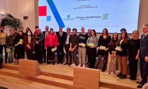 Amos ha consegnato le borse di studio ai figli dei dipendenti