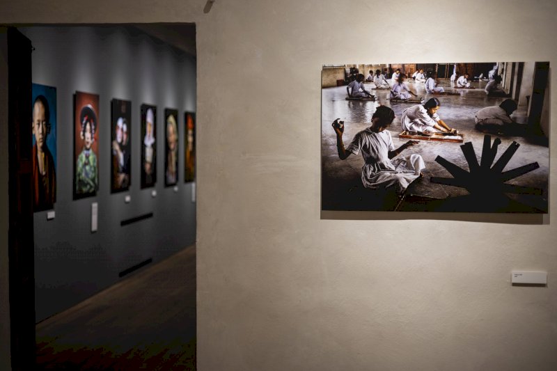 La mostra di Steve McCurry al Filatoio di Caraglio apre per la Giornata contro la violenza sulle Donne
