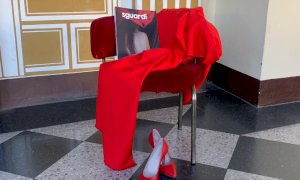 Savigliano: scarpe rosse e sedie vuote contro la violenza sulle donne