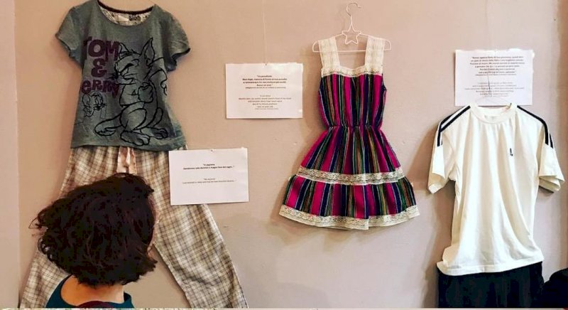 La violenza sessuale raccontata con gli abiti delle vittime: a Mondovì la mostra "Com'eri vestita?"