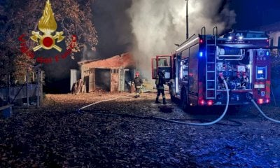 In fiamme un ricovero agricolo nelle campagne di Alba