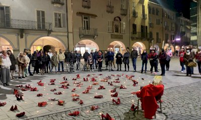 Savigliano, scarpe rosse all'ombra della Torre civica