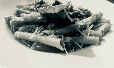 Una cena al buio: mangiare senza vedere cosa si ha nel piatto serviti da camerieri non vedenti