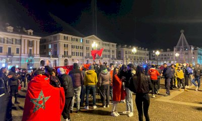 Cuneo, tifosi marocchini in festa dopo la clamorosa vittoria contro la Spagna ai Mondiali di calcio
