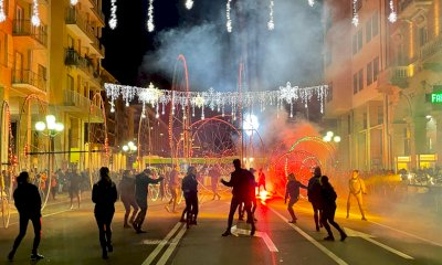 Cuneo gremita per l'accensione delle luminarie natalizie: grande successo per lo spettacolo 