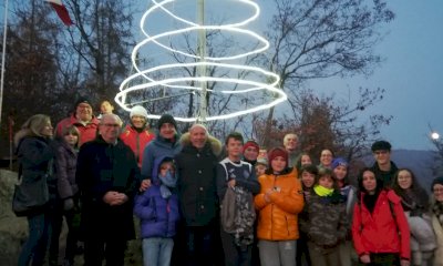 Venasca dà il via agli allestimenti luminosi per le festività con l'accensione dell'albero sul Belvedere