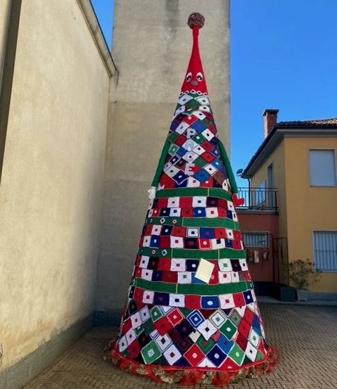 A Camo un albero di Natale da record: è alto sei metri e realizzato all’uncinetto