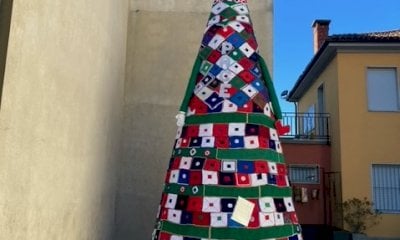 A Camo un albero di Natale da record: è alto sei metri e realizzato all’uncinetto