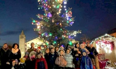 Rifreddo, il grande albero di piazza della Vittoria accende il Natale