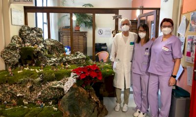 Gli operatori sanitari allestiscono un presepe all'interno dell'Hospice di Busca