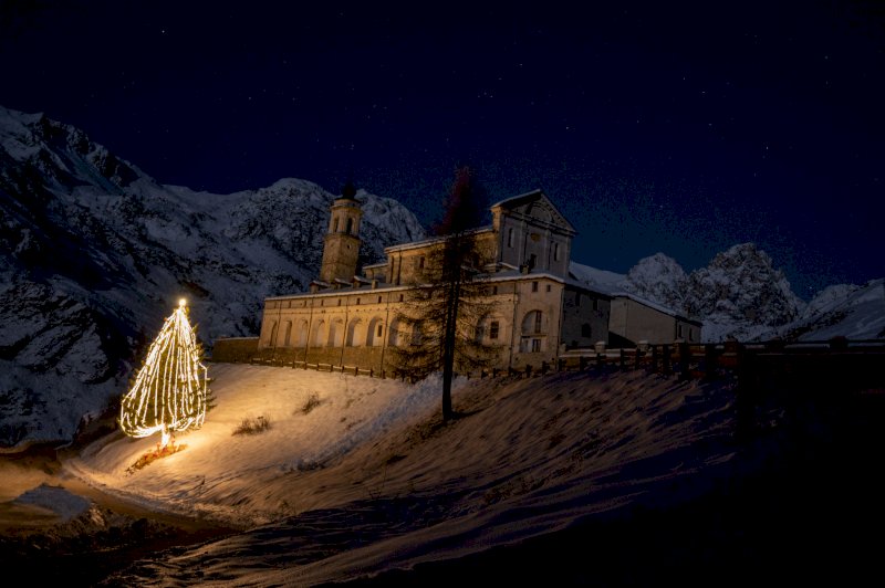Giallo a Castelmagno: qualcuno ha spento l’albero di Natale del Santuario
