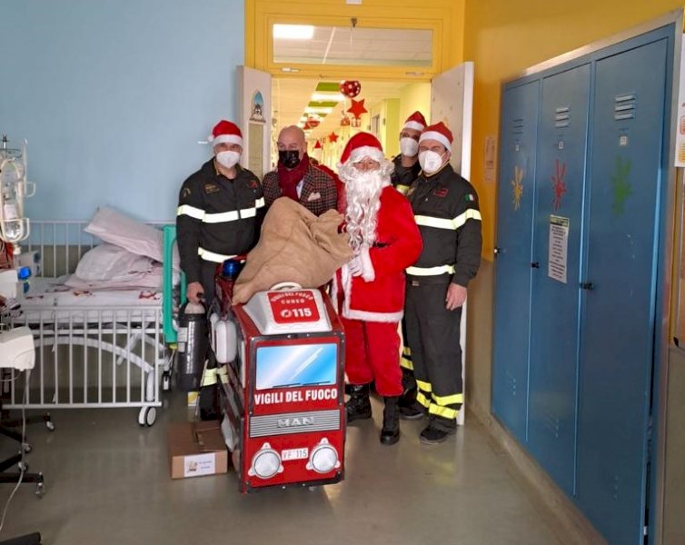 Il Natale dei pompieri con i bimbi di Cuneo, in pediatria e in piazza