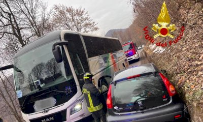 Bus di turisti si scontra con un'auto sulla strada per Prato Nevoso