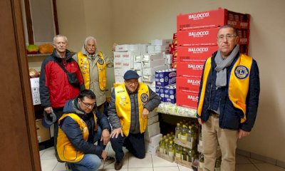 Pacchi-dono di Natale dal Lions Club Busca e Valli