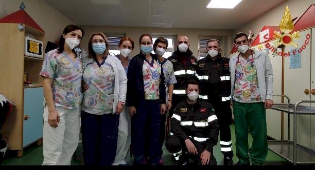 Pompieri all’ospedale di Savigliano, è la Befana dei bimbi
