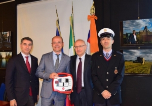 Consegnati nuovi defibrillatori a polizie locali di Cervasca, San Damiano Macra e Unione Langa e Barolo