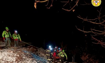 Auto precipita in una scarpata a Venasca: in salvo il conducente