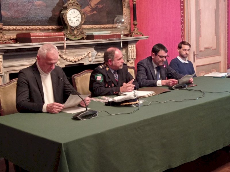 Il senatore Bergesio insieme al comandante Cuniberti e al sindaco Tallone durante l'incontro