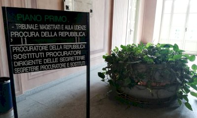 Urla e insulti in tribunale, il giudice allontana l’imputato detenuto