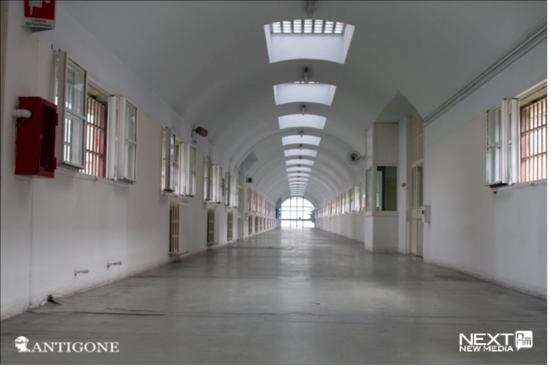 in foto: i corridoi del carcere di Opera (fonte Next New Media/associazione Antigone)