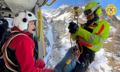 Caduta sulla cascata di ghiaccio a Pontechianale, il Soccorso Alpino recupera uno scalatore