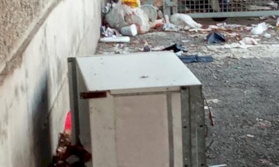 Rifiuti abbandonati nel piazzale del Borgomercato: 