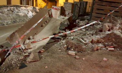 Auto si ribalta in centro a Demonte dopo un inseguimento con i Carabinieri: a bordo dodici persone