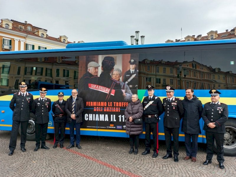 Truffe agli anziani, l’informazione viaggia sui bus: parte da Cuneo la campagna dei Carabinieri