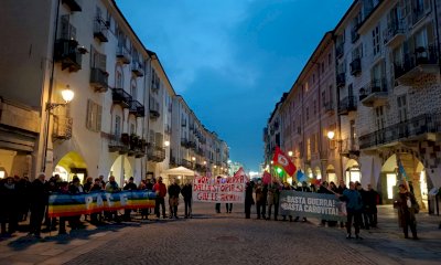 In centinaia alla “camminata per la pace” lungo via Roma