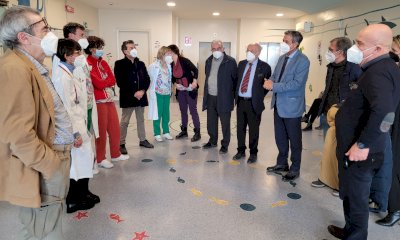 Il sindaco di Savigliano Antonello Portera in visita al reparto di Pediatria dell'ospedale