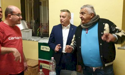 Centallo, i ragazzi del Centro Duelli “insegnano” a Franco Graglia ad assemblare viti e bulloni