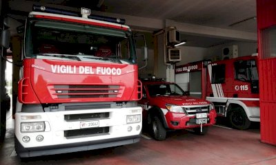 Incendio in un'autorimessa a Busca, evacuate dieci persone
