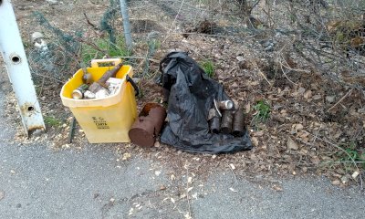 Cuneo, una giornata di raccolta rifiuti lungo la discesa che porta in via Borgo Nuovo