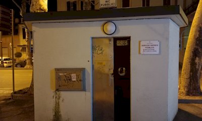 Bagni pubblici a Cuneo, troppi atti vandalici: “Sfido a trovare donne che vogliano utilizzarli”