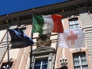 La bandiera della Croce Rossa esposta sul Municipio di Cuneo