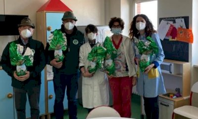 Dagli Alpini di Savigliano uova di Pasqua per i bimbi del reparto di Pediatria