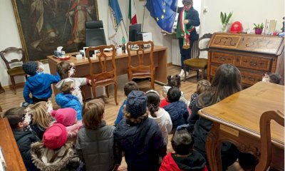 Per Pasqua il municipio di Borgo si colora con le decorazioni dei bimbi delle scuole dell'infanzia