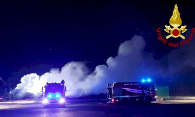 Incendio nella notte nell'isola ecologica di Lagnasco