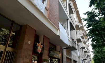 In tribunale i residenti di via Pellico: “Anni di schiamazzi e liti a causa del locale sudamericano”